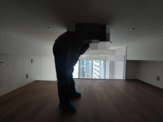 1.2m 다락 높이로 성인 남성이 제대로 허리도 펴지 못하고 있다(독자 제공).