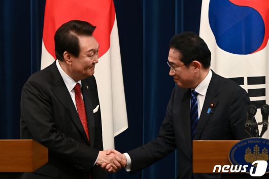 윤석열 대통령과 기시다 후미오 일본 총리가 16일 도쿄 총리 관저에서 공동기자회견을 마친 뒤 악수하고 있다. (대통령실 제공) 2023.3.17/뉴스1 ⓒ News1 오대일 기자