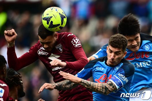 토리노를 상대로 볼 경합 중인 김민재(오른쪽) ⓒ AFP=뉴스1