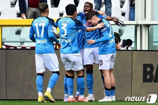 나폴리 수비수 김민재(왼쪽 두 번째). ⓒ AFP=뉴스1