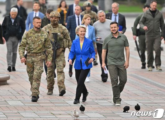 볼로디미르 젤렌스키 우크라이나 대통령이 15일(현지시간) 키이우를 3번째 방문한 우르줄라 폰데어라이엔 EU 집행위원장과 기자회견에 도착을 하고 있다. ⓒ AFP=뉴스1 ⓒ News1 우동명 기자