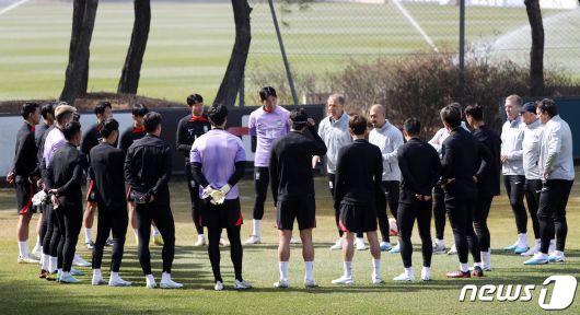 대한민국 축구 국가대표팀 위르겐 클린스만 감독이 21일 오전 경기도 파주 축구국가대표트레이닝센터(NFC)에서 훈련을 지도하고 있다. 2023.3.21/뉴스1 ⓒ News1 민경석 기자
