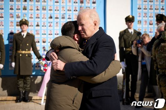 조 바이든 미국 대통령이 20일(현지시간) 러시아의 우크라이나 침공 1년을 앞두고 키이우를 깜짝 방문해 전사자 추모의 벽 앞에서 볼로디미르 젤렌스키 대통령과 포옹을 하고 있다. ⓒ 로이터=뉴스1 ⓒ News1 우동명 기자