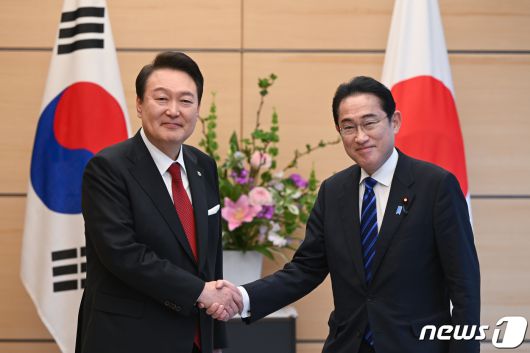 윤석열 대통령과 기시다 후미오 일본 총리가 지난 16일 도쿄 총리 관저에서 열린 소인수 정상회담에서 악수하고 있다. (대통령실 제공) 2023.3.19/뉴스1 ⓒ News1 안은나 기자