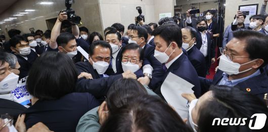 박병석 국회의장이 지난해 4월30일 오후 서울 여의도 국회에서 열린 제396회 국회(임시회) 제1차 본회의에 참석하는 도중 국민의힘 의원들의 항의를 받고 있다. (공동취재) 2022.4.30/뉴스1 ⓒ News1 이재명 기자