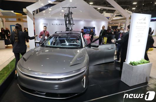 세계 최대 가전·IT(정보기술) 박람회 CES 2023 개막 이틀째인 6일(현지시간) 미국 네바다주 라스베이거스 컨벤션센터(LVCC) 웨스트홀에서 관람객들이 럭셔리 전기차 루시드를 살펴보고 있다. 2023.1.7/뉴스1 ⓒ News1 임세영 기자