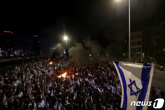 26일(현지시간) 이스라엘 예루살렘에서 베냐민 네타냐후 이스라엘 총리의 사법부 무력화 입법안에 반대하는 시위가 벌어졌다. 23.03.26 ⓒ 로이터=뉴스1 ⓒ News1 김예슬 기자
