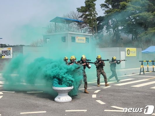 코로나19로 중단됐던 예비군 훈련이 4년 만에 정상화된 28일 전북 남원 과학화 예비군훈련장에서 예비군들이 마일즈 장비를 착용하고 시가지 전투 훈련을 하고 있다.2023.3.28/뉴스1