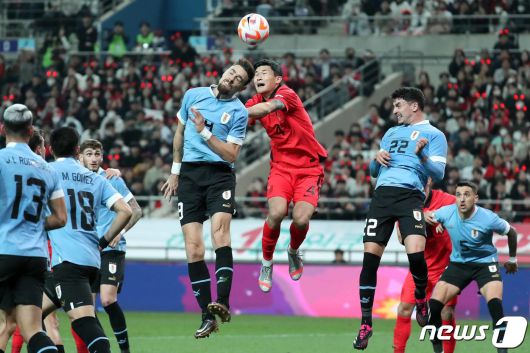 대한민국 축구 국가대표팀 김민재가 28일 오후 서울 마포구 서울월드컵경기장에서 열린 축구 국가대표 평가전 대한민국과 우루과이의 경기에서 상대 선수와 헤딩 경합을 벌이고 있다. 2023.3.28/뉴스1 ⓒ News1 민경석 기자