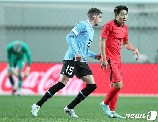 이강인과 우루과이 대표팀 페데리코 발베르데가 28일 오후 마포구 상암동 서울월드컵경기장에서 열린 축구 국가대표 평가전 대한민국과 우루과이의 경기에서 서로를 지나치고 있다. .2023.3.28/뉴스1 ⓒ News1 박정호 기자