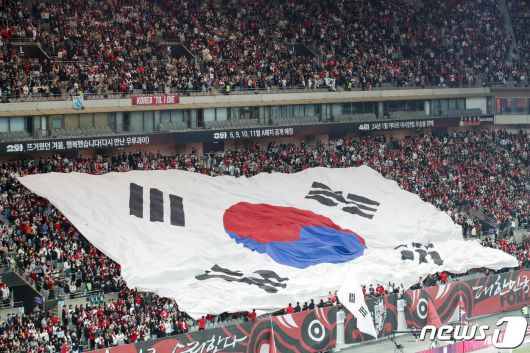 28일 오후 서울 상암월드컵경기장에서 열린 축구 국가대표 평가전 대한민국과 우루과이 경기 전 관중석에서 대형 태극기가 올라오고 있다. 2023.3.28/뉴스1 ⓒ News1 김도우 기자