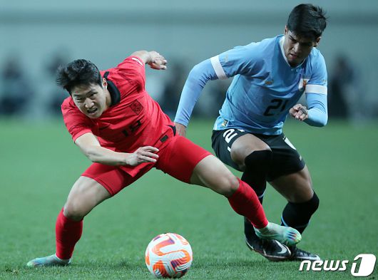 이강인이 28일 오후 마포구 상암동 서울월드컵경기장에서 열린 축구 국가대표 평가전 대한민국과 우루과이의 경기에서 상대 선수와 치열한 볼 경합을 벌이고 있다.  2023.3.28/뉴스1 ⓒ News1 박정호 기자