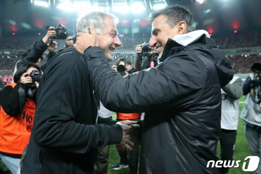 위르겐 클린스만 대한민국 축구 국가대표팀 감독과 마르셀로 브롤리 우루과이 축구 국가대표팀 감독 대행이 8일 오후 서울 마포구 서울월드컵경기장에서 열린 축구 국가대표 평가전 대한민국과 우루과이의 경기 시작에 앞서 악수를 나누고 있다. 2023.3.28/뉴스1 ⓒ News1 민경석 기자