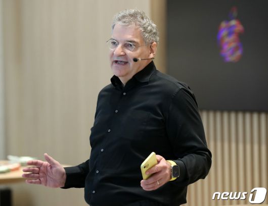 패트릭 슈루프 애플 리테일 아시아 총괄 디렉터가 29일 오전 서울 강남구 애플스토어 강남점에서 열린 미디어 프리뷰 행사에 참석해 인사말을 하고 있다. 2023.3.29/뉴스1 ⓒ News1 김진환 기자