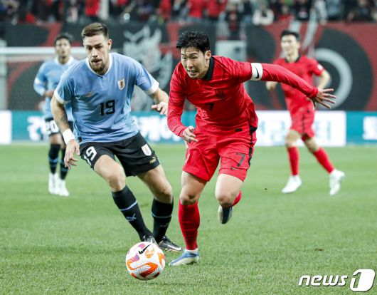 손흥민이 28일 오후 서울 상암월드컵경기장에서 열린 축구 국가대표 평가전 대한민국과 우루과이 경기에서 공격을 하고 있다. 2023.3.28/뉴스1 ⓒ News1 김도우 기자