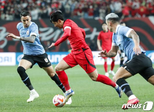 손흥민이 28일 오후 서울 상암월드컵경기장에서 열린 축구 국가대표 평가전 대한민국과 우루과이 경기에서 공격을 하고 있다. 2023.3.28/뉴스1 ⓒ News1 김도우 기자