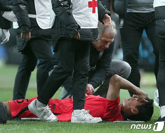 위르겐 클린스만 대한민국 축구대표팀 감독이 28일 오후 마포구 상암동 서울월드컵경기장에서 열린 축구 국가대표 평가전 대한민국과 우루과이의 경기에서 부상으로 실려나온 정우영을 다독이고 있다. 2023.3.28/뉴스1 ⓒ News1 박정호 기자