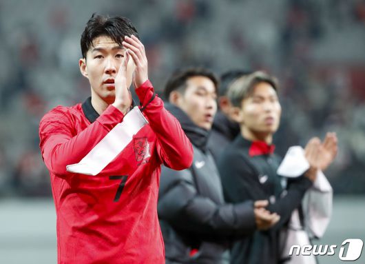 손흥민이 28일 오후 서울 상암월드컵경기장에서 열린 축구 국가대표 평가전 대한민국과 우루과이 경기에서 1대2로 패한 뒤 팬들에게 인사하고 있다. 2023.3.28/뉴스1 ⓒ News1 김도우 기자