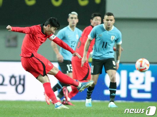 손흥민이 28일 오후 마포구 상암동 서울월드컵경기장에서 열린 축구 국가대표 평가전 대한민국과 우루과이의 경기에서 프리킥을 차고 있다. 2023.3.28/뉴스1 ⓒ News1 박정호 기자