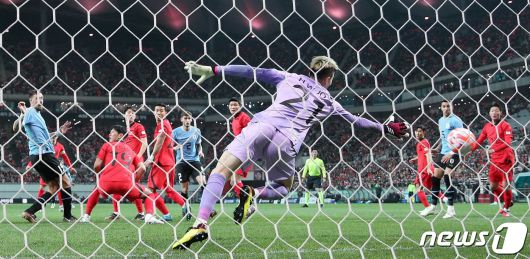 28일 오후 마포구 상암동 서울월드컵경기장에서 열린 축구 국가대표 평가전 대한민국과 우루과이의 경기 전반 우루과이 세바스티안 코아테스의 선제골이 대한민국 골망을 가르고 있다.  2023.3.28/뉴스1 ⓒ News1 박정호 기자