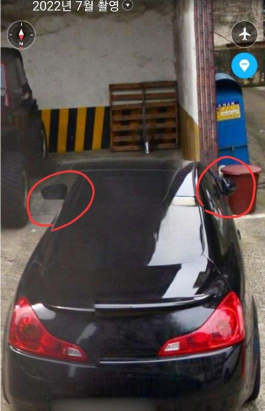 한 누리꾼이 B씨의 인피니티 사이드미러가 원래부터 이상했던 것 같다며 그 증거로 지난해에 찍힌 로드뷰를 찾아 공개했다. 누리꾼들에게 호되게 질타를 받은 B씨는 사과글을 올리며 "사이드미러의 작동 상태가 원래 이상했던 것은 맞다"며 솔직히 시인했다. (자동차 커뮤니티 '보배드림')