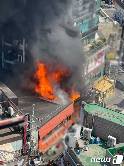 3일 오전 11시51분께 인천시 부평구 부평동 롯데시네마 입점 상가건물 인근에서 화재가 발생, 소방 당국이 대응 1단계를 발령하고 화재를 진압하고 있다.(독자제공)2023.4.3/뉴스1 ⓒ News1 박아론 ⓒ News1 박아론 기자