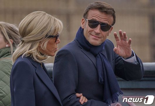 엘리자베스 2세 영국 여왕의 장례식 참석을 위해 하루 전날 런던을 찾은 에마뉘엘 마크롱 프랑스 대통령과 브리짓 마크롱 여사는 고가의 캐주얼한 차림으로 '관광 왔냐'는 비난을 샀다. 2022. 9. 18. ⓒ AFP=뉴스1 ⓒ News1 최서윤 기자