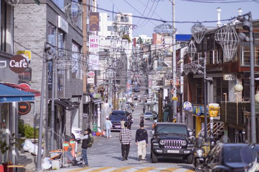 베트남등이 걸려 있는 이태원 퀴논거리 전경. 서울관광재단 제공