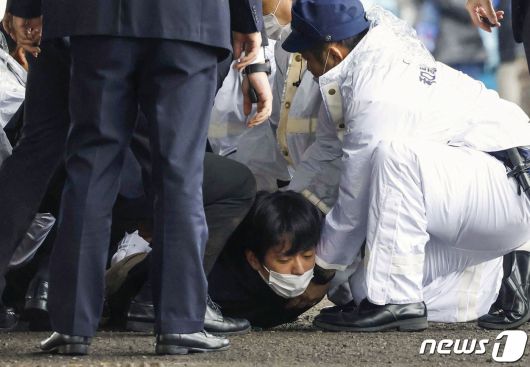 15일 오전 11시 30분께 기시다 후미오 일본 총리가 일본 와카야마(和歌山)현에서 현장 시찰을 마치고 연설을 시작하기 직전, 연설대를 향해 폭발물을 투척한 용의자가 현장에서 체포되고 있다. ⓒ 로이터=뉴스1 ⓒ 로이터=뉴스1 ⓒ News1 허정현 기자