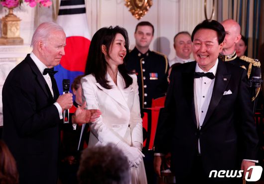 미국을 국빈 방문한 윤석열 대통령과 김건희 여사가 26일(현지시간) 워싱턴 DC 백악관에서 열린 국빈만찬에서 조 바이든 미국 대통령의 발언에 함박웃음을 짓고 있다. 2023.04.26. ⓒ 로이터=뉴스1 ⓒ News1 김성식 기자