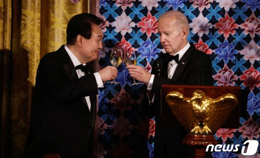 미국을 국빈 방문한 윤석열 대통령이 26일(현지시간) 워싱턴 DC 백악관에서 열린 국빈만찬에서 조 바이든 미국 대통령과 건배를 하고 있다. 2023.04.26. ⓒ 로이터=뉴스1 ⓒ News1 김성식 기자
