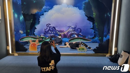 메이플 월드 '아르카나'를 구현한 공간에서 기념사진을 촬영하고 있는 용사들의 모습 (박소은 기자)