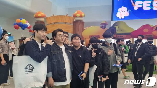 강원기 넥슨 총괄 디렉터가 팬 페스트 현장을 찾은 모습. 용사들은 줄을 서서 강 디렉터와 기념사진을 비롯한 셀카를 찍기도 했다. (박소은 기자)