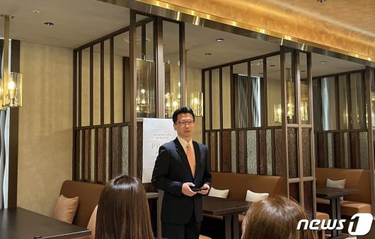 김기원 크리스탈 제이드 사업부장이 매장에 대해 소개하고 있다. ⓒ News1 신민경 기자