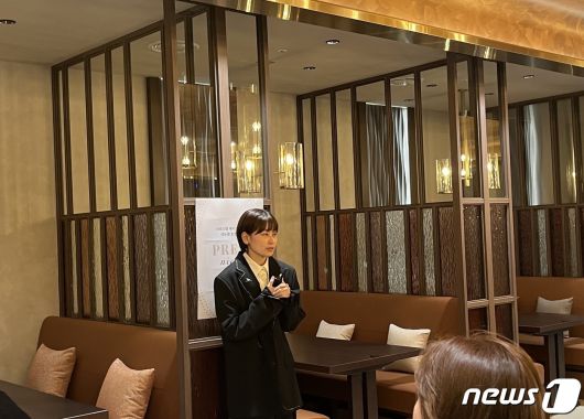 김은진 크리스탈 제이드 마케팅 팀장이 소공점에 대해 설명하고 있다. ⓒ News1 신민경 기자