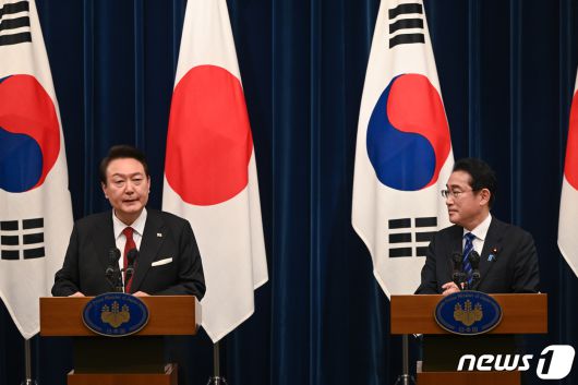 윤석열 대통령(왼쪽)과 기시다 후미오 일본 총리.(대통령실 제공)