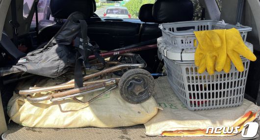 A씨와 B씨가 범행에 사용한 고무장갑과 포대자루 등 도구들.(서귀포경찰서 제공)