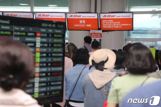 5일 오후 이틀째 무더기 결항 사태를 빚은 제주국제공항 대합실 안내판에 결항 또는 지연이라는 문구가 떠있다.2023.5.5/뉴스1 ⓒ News1 고동명 기자