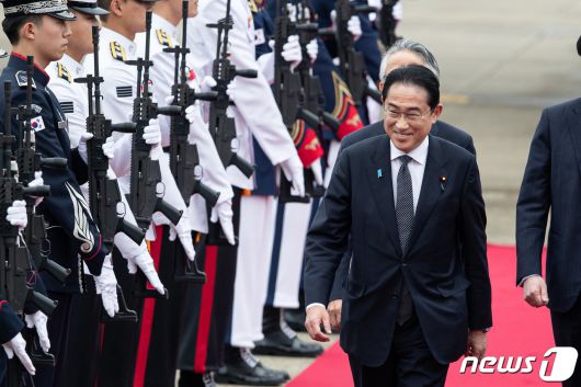 기시다 후미오(岸田文雄) 일본 총리가 7일 경기 성남시 서울공항에 도착해 이동하고 있다. 2023.5.7/뉴스1 ⓒ News1 유승관 기자