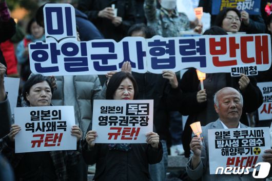 한일역사정의평화행동 구성원들이 6일 오후 서울 세종대로 파이낸스 빌딩 앞에서 기시다 일본 총리의 방한을 앞두고 강제동원, 일본군성노예제 역사왜곡, 후쿠시마 오염수 해양투기, 한미일 군사훈련 등을 규탄하고 있다. 2023.5.6/뉴스1 ⓒ News1 이승배 기자