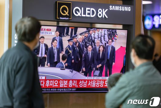 7일 오전 서울 용산구 서울역에서 시민들이 기시다 후미오 일본 총리가 서울공항에 도착하는 모습을 TV를 통해 시청하고 있다. 2023.5.7/뉴스1 ⓒ News1 이재명 기자