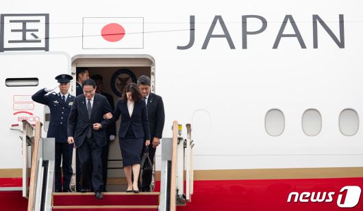 기시다 후미오(岸田文雄) 일본 총리 내외가 7일 경기 성남시 서울공항에 도착해 트랩을 내려오고 있다. 2023.5.7/뉴스1 ⓒ News1 유승관 기자