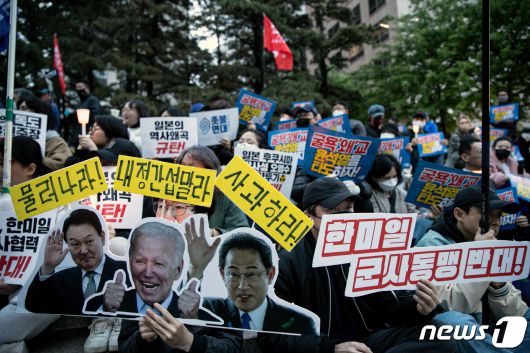 한일역사정의평화행동 구성원들이 6일 오후 서울 세종대로 파이낸스 빌딩 앞에서 기시다 일본 총리의 방한을 앞두고 강제동원, 일본군성노예제 역사왜곡, 후쿠시마 오염수 해양투기, 한미일 군사훈련 등을 규탄하고 있다. 2023.5.6/뉴스1 ⓒ News1 이승배 기자
