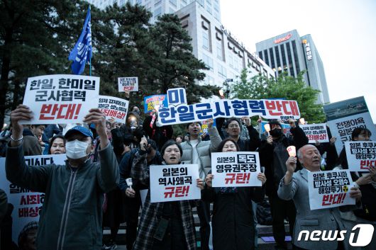 한일역사정의평화행동 구성원들이 6일 오후 서울 세종대로 파이낸스 빌딩 앞에서 기시다 일본 총리의 방한을 앞두고 강제동원, 일본군성노예제 역사왜곡, 후쿠시마 오염수 해양투기, 한미일 군사훈련 등을 규탄하고 있다. 2023.5.6/뉴스1 ⓒ News1 이승배 기자