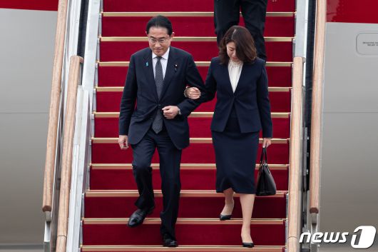 기시다 후미오(岸田文雄) 일본 총리 내외가 7일 경기 성남시 서울공항에 도착해 트랩을 내려오고 있다.. 2023.5.7/뉴스1 ⓒ News1 유승관 기자
