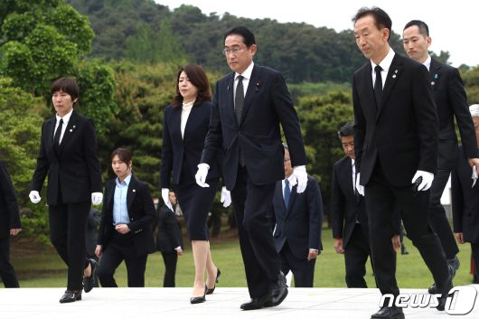 7일 한일 정상회담을 위해 한국에 도착한 기시다 후미오 일본 총리가 부인 기시다 유코 여사와 함께 서울 동작구 국립현충원을 찾아 참배하고 있다. 2023.05.07. ⓒ 로이터=뉴스1 ⓒ News1 김성식 기자