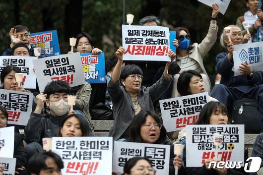 한일역사정의평화행동 구성원들이 6일 오후 서울 세종대로 파이낸스 빌딩 앞에서 기시다 일본 총리의 방한을 앞두고 강제동원, 일본군성노예제 역사왜곡, 후쿠시마 오염수 해양투기, 한미일 군사훈련 등을 규탄하고 있다. 2023.5.6/뉴스1 ⓒ News1 이승배 기자