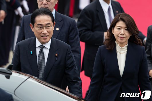 기시다 후미오(岸田文雄) 일본 총리 내외가 7일 경기 성남시 서울공항에 도착해 이동하고 있다. 2023.5.7/뉴스1 ⓒ News1 유승관 기자