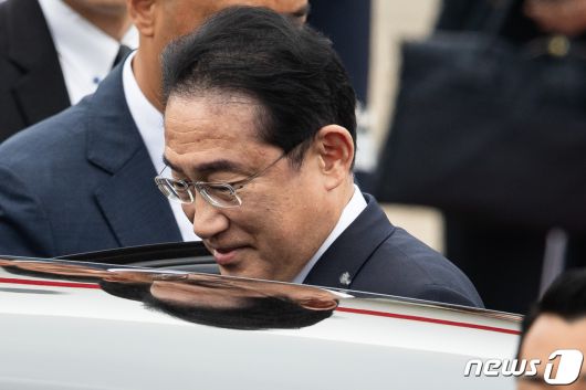 기시다 후미오(岸田文雄) 일본 총리가 7일 경기 성남시 서울공항에 도착해 차량에 탑승하고 있다. 2023.5.7/뉴스1 ⓒ News1 유승관 기자