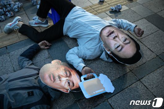 한일역사정의평화행동 구성원들이 6일 오후 서울 세종대로 파이낸스 빌딩 앞에서 기시다 일본 총리의 방한을 앞두고 강제동원, 일본군성노예제 역사왜곡, 후쿠시마 오염수 해양투기, 한미일 군사훈련 등을 규탄하고 있다. 2023.5.6/뉴스1 ⓒ News1 이승배 기자